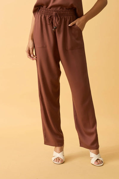 CALCA CENOURA COM BOLSO TWILL TERRA ESCURA