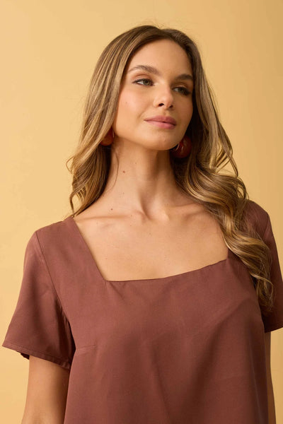 BLUSA COM DECOTE QUADRADO TWILL TERRA ESCURA