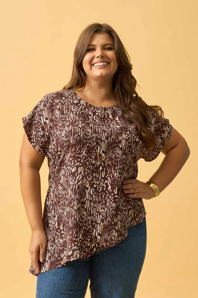 BLUSA ASSIMETRICA COM MANGA JAPONESA ANIMAL PRINT I MARROM
