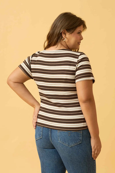 BLUSA COM DECOTE REDONDO RIBANA LISTRADA CAFE