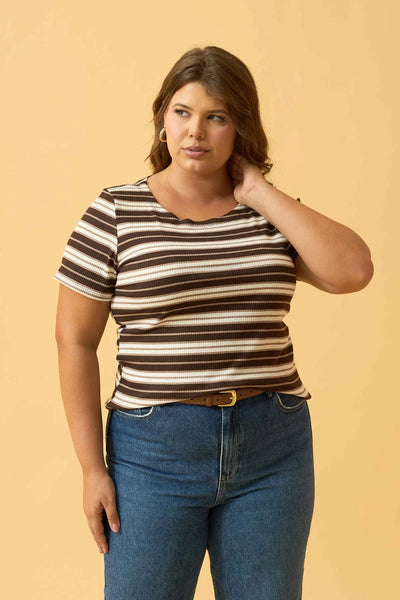 BLUSA COM DECOTE REDONDO RIBANA LISTRADA CAFE