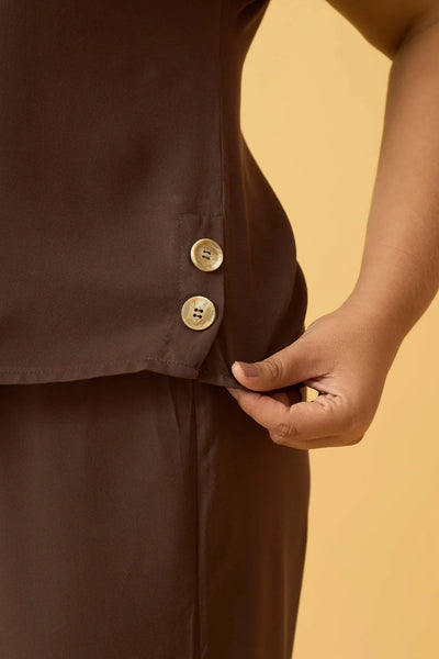 BLUSA COM BOTOES NA LATERAL MARROM ESCURO