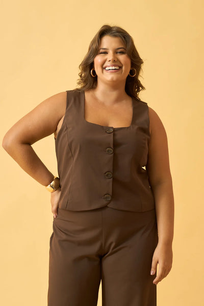 COLETE COM BOTOES ALFAIATARIA MARROM CHOCOLATE