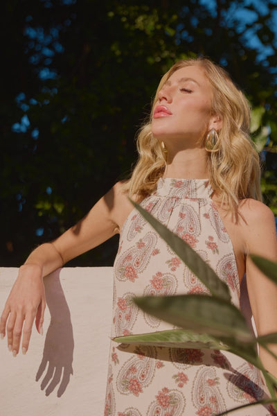 VESTIDO LONGO COM AMARRAÇÃO NO PESCOÇO PAISLEY FLORAL OFF