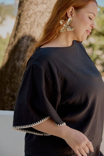 BLUSA COM MANGA EVASÊ E PONTO CROCHÊ PRETO