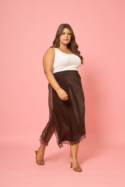 SAIA MIDI COM FENDA E RENDA CRINCLE LISO MARROM ESCURO