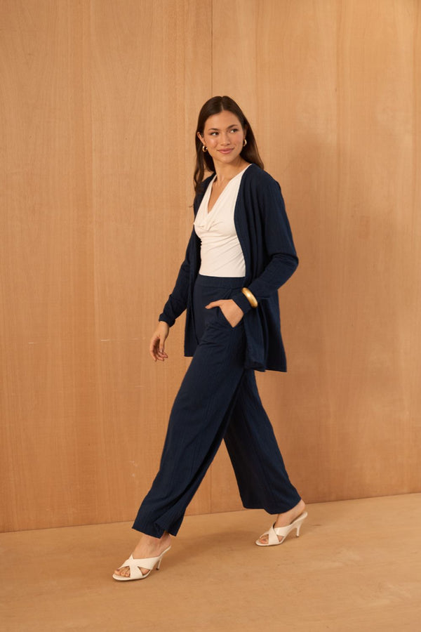CALÇA RETA COM BOLSO JACQUARD TRANÇADO MARINHO