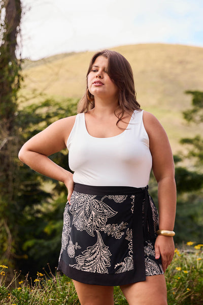 SHORT SAIA COM AMARRACAO FLOR DE RENDA PRETO