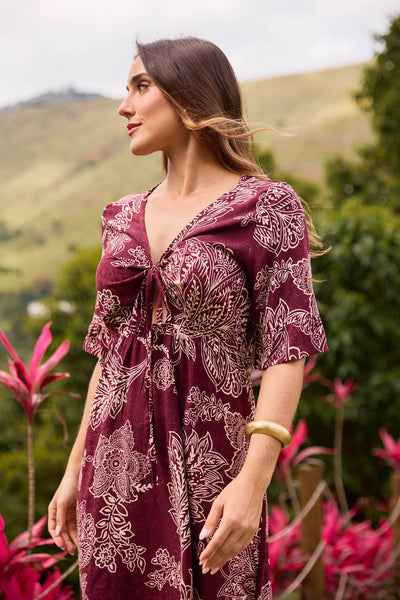 VESTIDO LONGO COM AMARRACAO FLOR DE RENDA VINHO