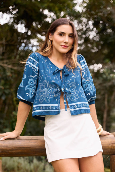 BLUSA COM AMARRACAO FRONTAL E MANGA 3/4 JARDIM BORDADO