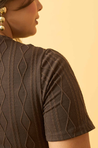 VESTIDO MIDI COM FENDA JACQUARD TRANÇADO MARROM CHOCOLATE