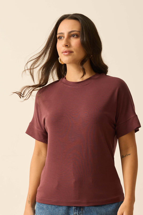 T-SHIRT COM GOLA EM MODAL MARROM ESPRESSO