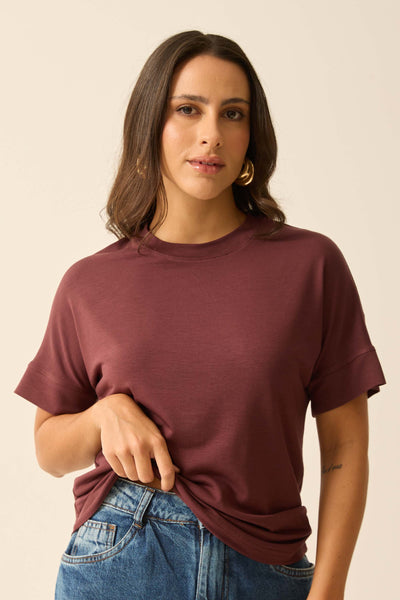 T-SHIRT COM GOLA EM MODAL MARROM ESPRESSO