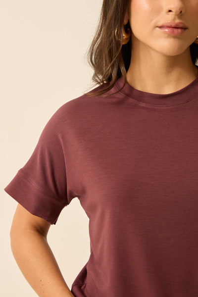T-SHIRT COM GOLA EM MODAL MARROM ESPRESSO