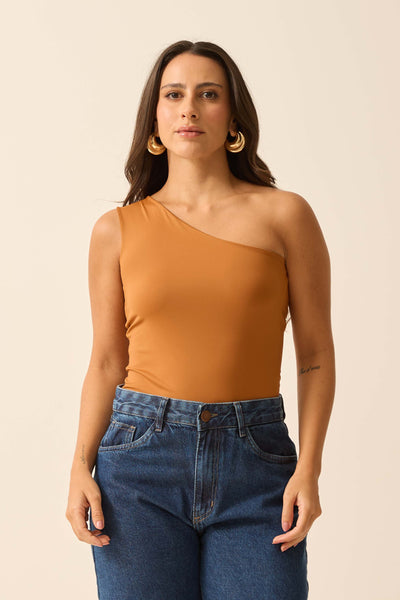 BLUSA UM OMBRO SÓ EM POLIAMIDA CARAMELO