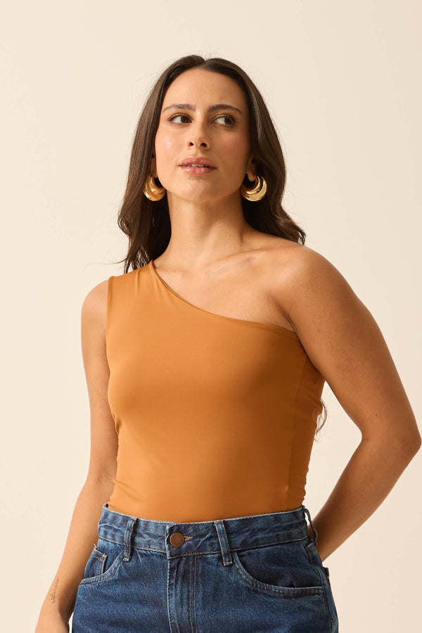 BLUSA UM OMBRO SÓ EM POLIAMIDA CARAMELO