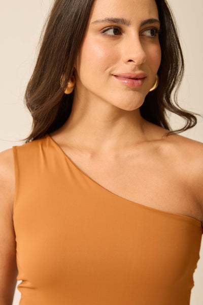 BLUSA UM OMBRO SÓ EM POLIAMIDA CARAMELO