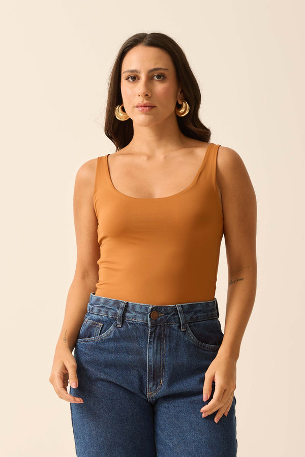CAMISETA DECOTE U EM POLIAMIDA CARAMELO