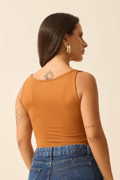 CAMISETA DECOTE U EM POLIAMIDA CARAMELO