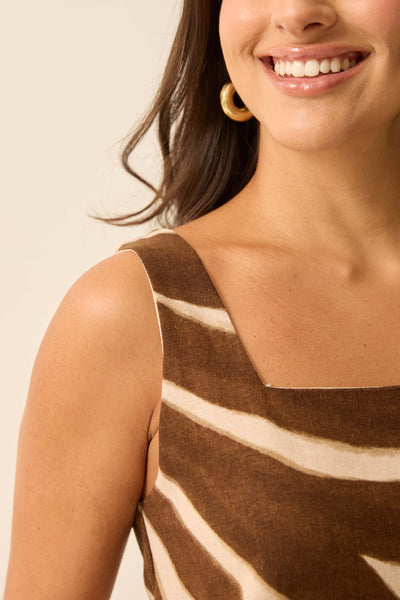 CAMISETA COM DECOTE QUADRADO ZEBRA MARROM