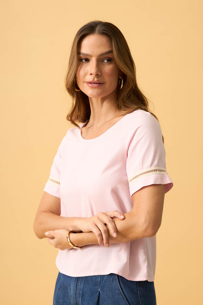 BLUSA COM GUIPIR NA MANGA VISCOLINHO ROSA PALIDO