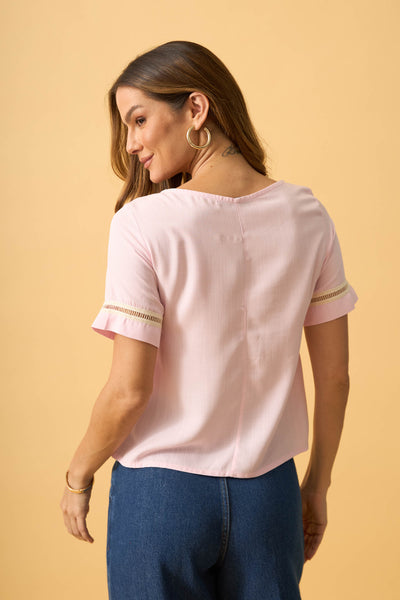 BLUSA COM GUIPIR NA MANGA VISCOLINHO ROSA PALIDO