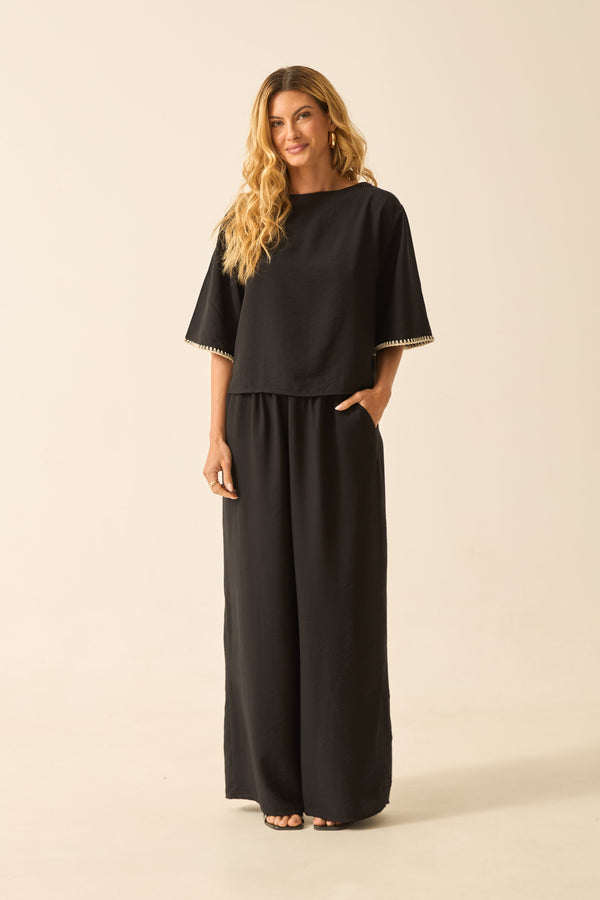 CALÇA RETA COM BOLSO E CORDINHA PRETO