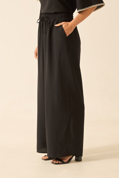 CALÇA RETA COM BOLSO E CORDINHA PRETO