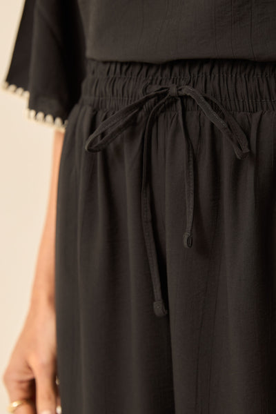 CALÇA RETA COM BOLSO E CORDINHA PRETO