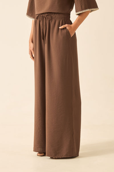 CALÇA RETA COM BOLSO E CORDINHA TRUFA