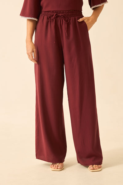 CALÇA RETA COM BOLSO E CORDINHA CABERNET
