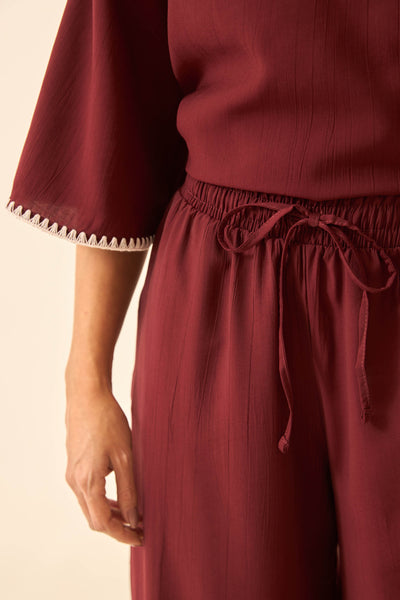CALÇA RETA COM BOLSO E CORDINHA CABERNET