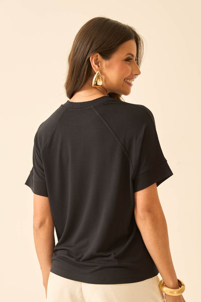 T-SHIRT COM GOLA EM MODAL PRETO