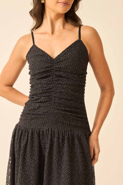 VESTIDO DE RENDA COM FORRO E ZÍPER PRETO