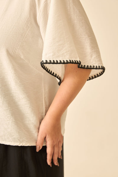 BLUSA COM MANGA EVASÊ E PONTO CROCHÊ OFF-WHITE