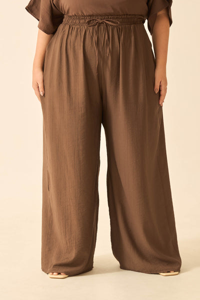 CALÇA RETA COM BOLSO E CORDINHA TRUFA