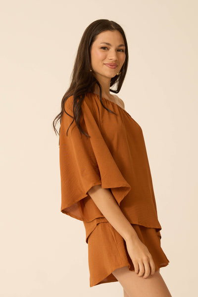 BLUSA UM OMBRO SÓ ASSIMÉTRICA DUNA CAFÉ CARAMEL