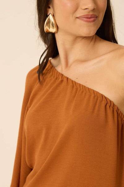 BLUSA UM OMBRO SÓ ASSIMÉTRICA DUNA CAFÉ CARAMEL