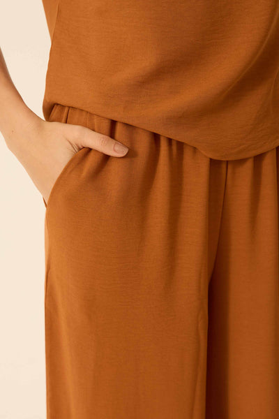 CALÇA RETA COM BOLSO DUNA CAFÉ CARAMEL