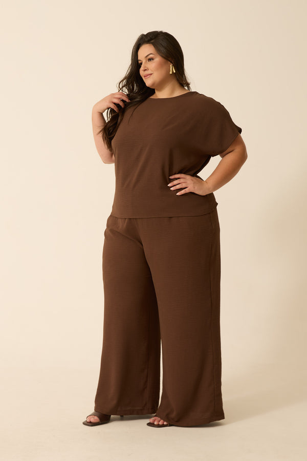 CALÇA RETA COM BOLSO DUNA TRUFA