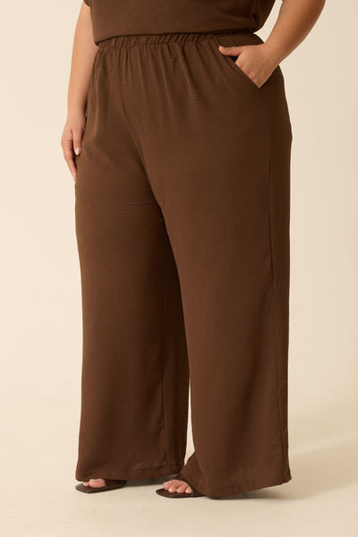 CALÇA RETA COM BOLSO DUNA TRUFA