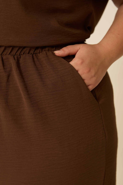 CALÇA RETA COM BOLSO DUNA TRUFA