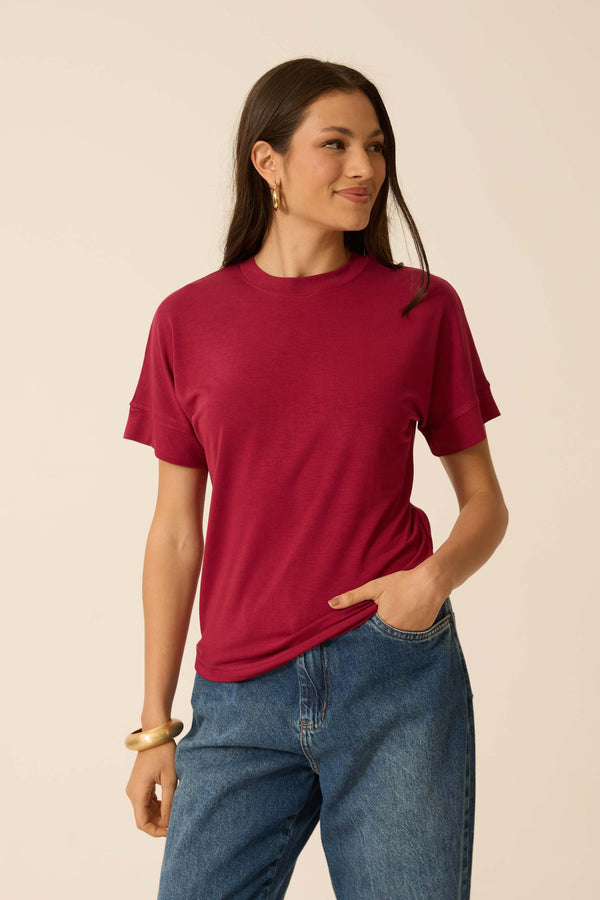T-SHIRT COM GOLA EM MODAL CABERNET