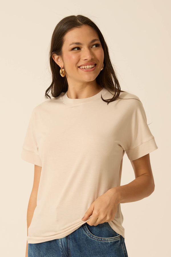 T-SHIRT COM GOLA EM MODAL MARFIM