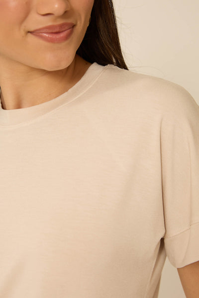 T-SHIRT COM GOLA EM MODAL MARFIM
