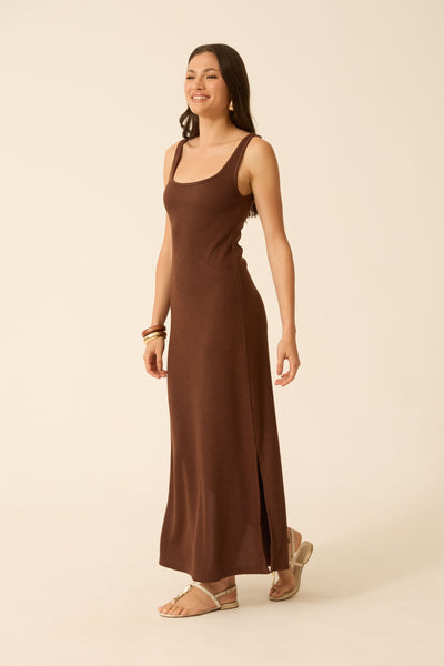 VESTIDO LONGO COM DECOTE U MALHA ONDAS MARROM