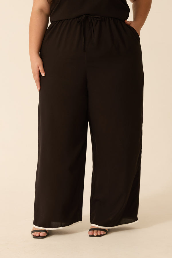 CALÇA RETA COM BOLSO BICOLOR PRETO