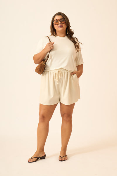 SHORT COM BOLSO E CADARÇO CRU