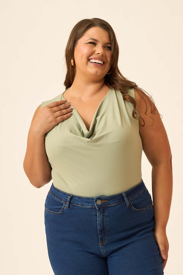 BLUSA COM DECOTE DEGAGÊ EM POLIAMIDA VERDE BRISA