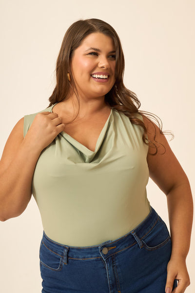 BLUSA COM DECOTE DEGAGÊ EM POLIAMIDA VERDE BRISA